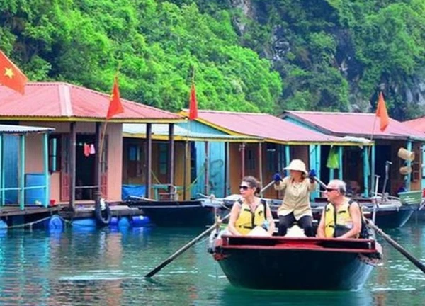 Làng chài Cửa Vạn - viên ngọc ẩn quyến rũ của Vịnh Hạ Long