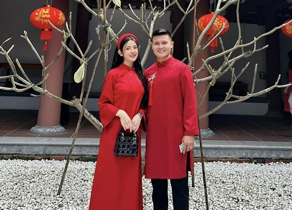 "Cam thường" tóm gọn Chu Thanh Huyền - vợ Quang Hải diện áo dài dạo phố, thái độ sau loạt drama gây chú ý