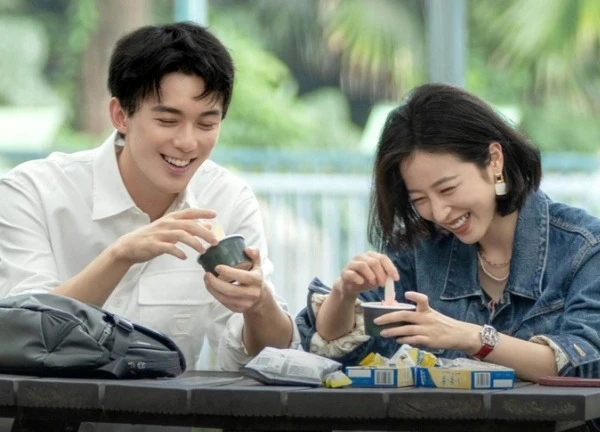 Thấy tôi dẫn bạn gái lớn hơn 14 tuổi về nhà, mẹ tức giận tới mức ngất xỉu