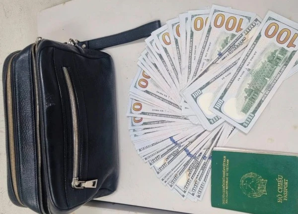 Ví chứa 8.000 USD bị bỏ quên ở sân bay
