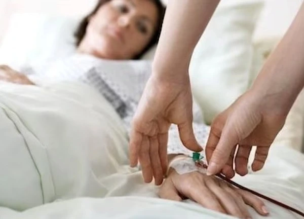 Bị y tá truyền nhầm cà phê sữa vào tĩnh mạch, bệnh nhân tử vong thương tâm