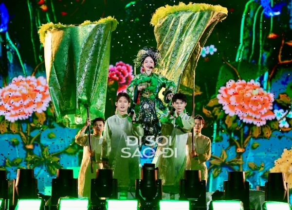 Cảnh tượng quỳ lạy gây sốc ở concert Chị Đẹp, một "phú bà" cất giọng chạy nốt làm dân tình "nổi da gà"