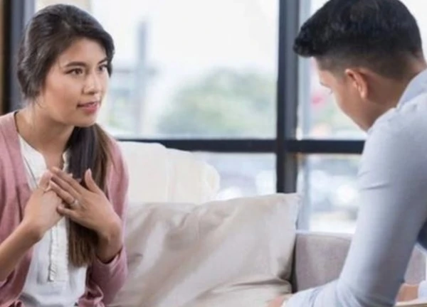 Chồng giàu có một tháng kiếm hơn 100 triệu nhưng nhất quyết ở thuê không mua nhà, vợ tính kế phòng thân