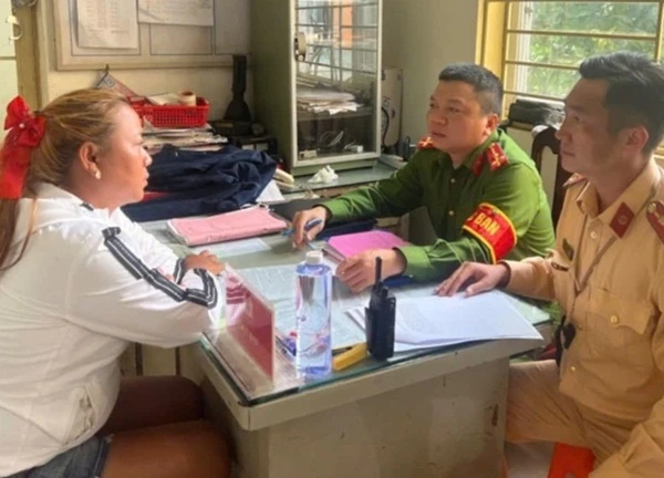 Cô gái mặc áo yếm lái xe như diễn xiếc có 'thoát' xử phạt nhờ giấy chứng nhận tâm thần?