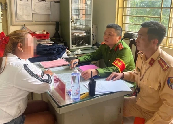 Cô gái thả 2 tay, uốn éo khi chạy xe máy cung cấp giấy xác nhận bị tâm thần