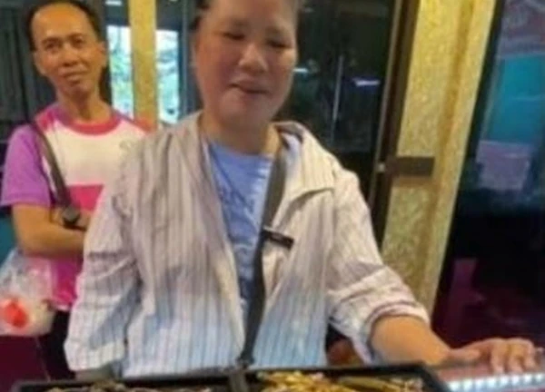 Dọn dẹp chiếc giường cũ, bất ngờ phát hiện gói vàng trị giá 500 triệu đồng