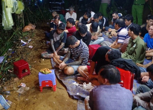 Đột kích sòng bạc trong rừng, bắt 36 đối tượng, thu giữ 800 triệu đồng