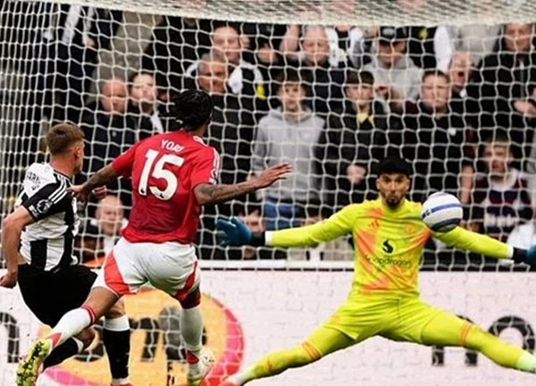 Harvey Barnes biến hậu vệ MU thành những gã hề như thế nào?