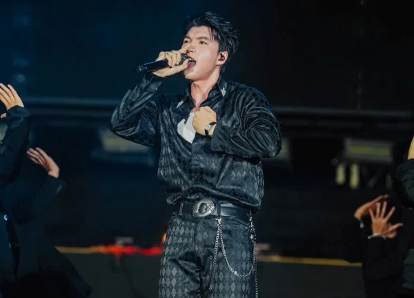 HIEUTHUHAI lần đầu hát live Nước Mắt Cá Sấu: Nghe fanchant là biết "đủ trình" hay không!