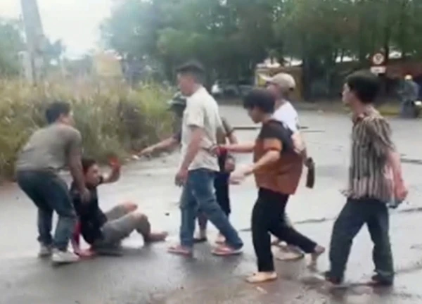 Mâu thuẫn khi lùi ô tô, 3 người bị chém trọng thương