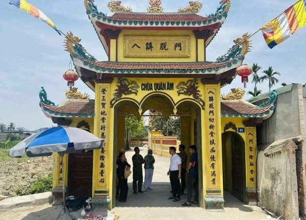 Thi thể trẻ sơ sinh bị cuốn chặt trong áo mưa đặt trước cổng chùa