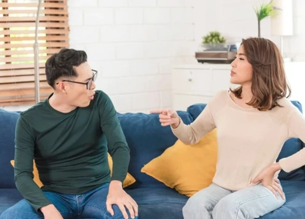 Trách chồng lương cao mà không đưa cho vợ, anh đáp trả một câu khiến tôi cứng họng, chỉ biết tự oán trách gia đình mình