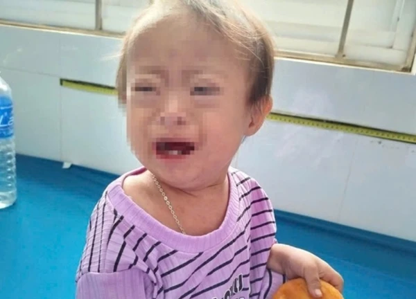 Bé gái bị bỏ rơi kèm lời nhắn "cháu khổ quá" đã được mẹ nhận lại