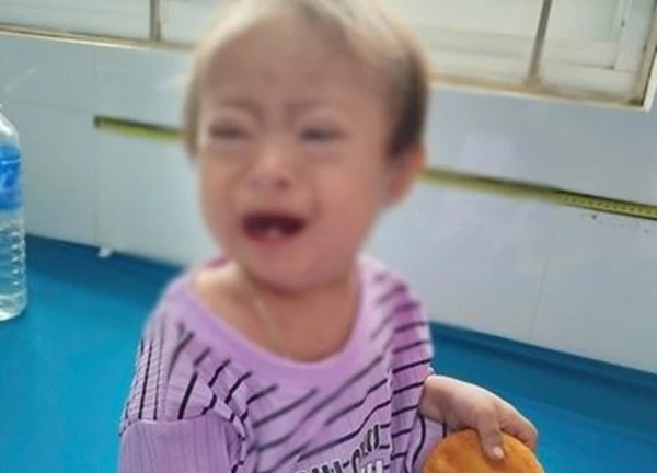 Bé gái nghi mắc bệnh sởi, bị mẹ bỏ rơi kèm lời nhắn "nhờ bác sĩ tìm người nuôi"