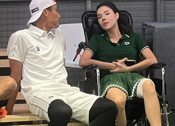 Bị dân mạng phản ứng mạnh vì ngồi xe lăn chơi pickleball, Kỳ Hân vợ Mạc Hồng Quân lên tiếng giải thích - Sao thể thao - Việt Giải Trí