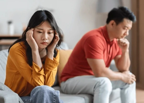 Biết chồng có người khác, tôi lẳng lặng bỏ đi và mở cửa hàng bánh, ngờ đâu ngày nào anh cũng đến quán đối diện ngồi để "thi gan"