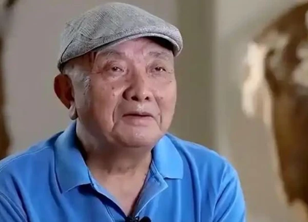 Cắt tỉa cây long não mọc trong vườn nhà, người đàn ông bất ngờ bị khởi kiện, tòa tuyên bố: Phải bồi thường 500 triệu đồng