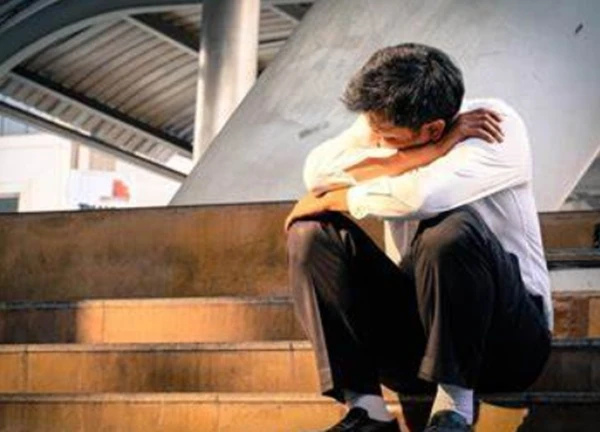 Đến bệnh viện thăm bố chồng, khi ra khỏi phòng, tôi bắt gặp một người phụ nữ đang đứng lặng yên ở ngoài với khuôn mặt lo lắng