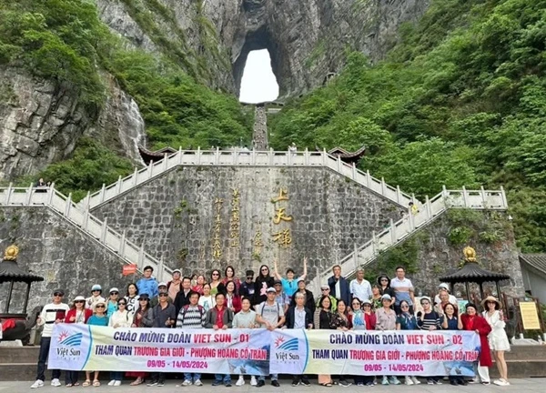 Du lịch Việt Sun tặng quà độc quyền tour Phượng Hoàng Cổ Trấn
