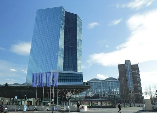 ECB tiếp tục giảm lãi suất giữa lo ngại chiến tranh thương mại