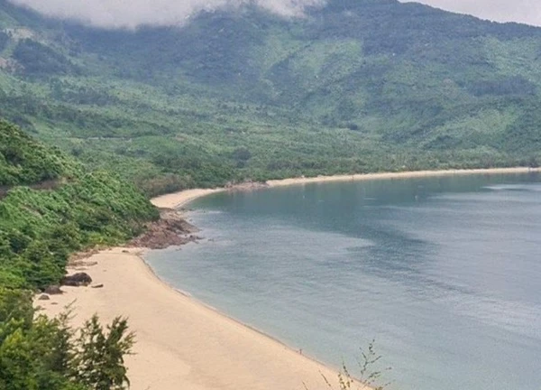 Khám phá bãi biển hoang sơ dưới chân đèo Hải Vân