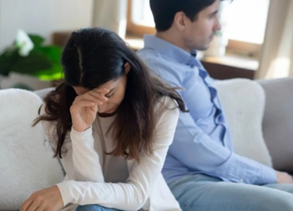 Lấy chồng 5 năm, tôi luôn tự hào vì có "người chồng kiểu mẫu" cho tới khi thấy thứ trong hộc bàn của chồng, tim tôi "chết lặng"