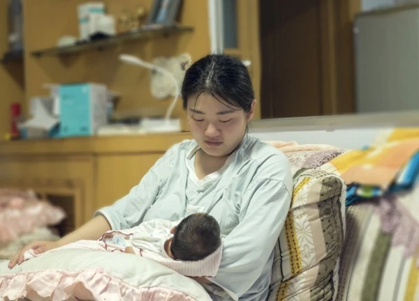 Lên chăm con dâu ở cữ nhưng chưa đầy 1 tháng, tôi đã phải bỏ về quê: Vừa về thì lặng người khi nhận được tin nhắn của con trai