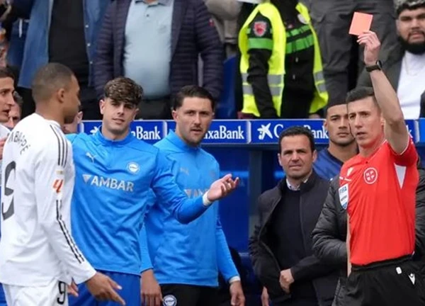 Mbappe bị cấm 1 trận dù 'phạm lỗi mất nhân tính', kịp dự màn so tài Barca vs Real Madrid