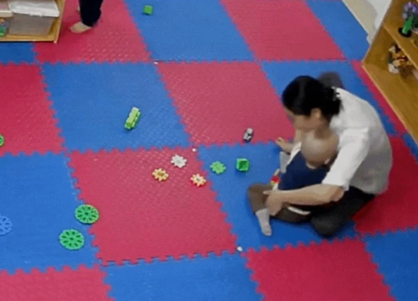 Mẹ bỉm đăng video trích xuất từ camera lớp con, chỉ nhìn thứ này mà dân mạng biết ngay cô giáo có yêu bé không!