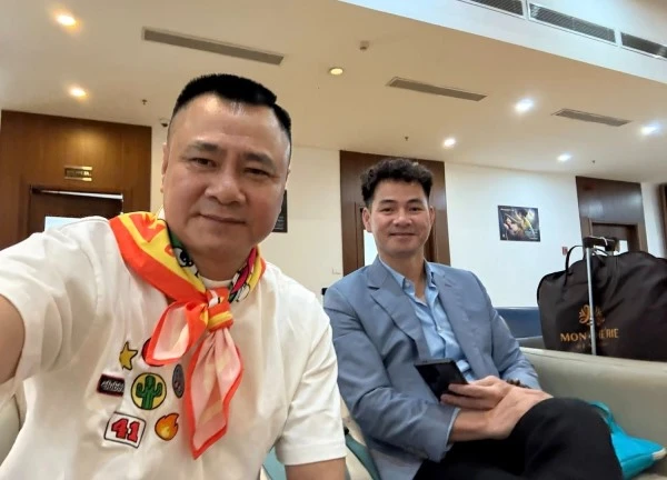 NSND Tự Long và Cục trưởng Xuân Bắc trên 1 chuyến bay, Quang Lê tạo dáng bên hoa