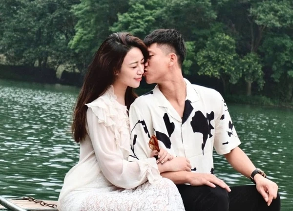"Paparazzi" tóm cảnh Phan Văn Đức ôm vợ giám đốc ngay trên phố, một chi tiết lộ con người thật của chàng cầu thủ