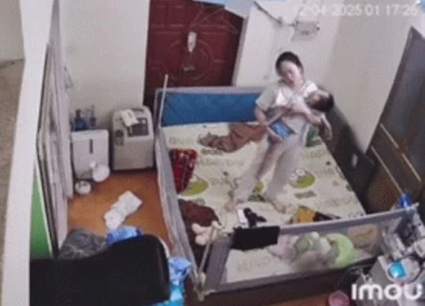 Phóng to clip trong phòng ngủ, cảnh tượng người mẹ ôm con rồi đổ gục xuống giường khiến nhiều người xót xa