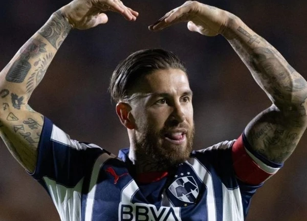 Ramos cãi nhau với CĐV