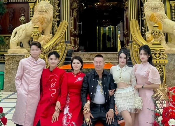 Toà lâu đài dát vàng từ phòng khách đến vệ sinh của "đại gia đồng nát" Nghệ An: Đó là loại vàng gì?