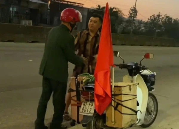 Bắt gặp hình ảnh bác cựu chiến binh đang trên hành trình từ miền Bắc vào miền Nam xem diễu binh: U80 nhưng tự chạy xe máy để ngắm vẻ đẹp của hòa bình
