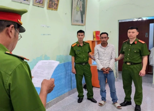 Bắt nóng đối tượng dùng rựa đe dọa, cướp điện thoại của người phụ nữ