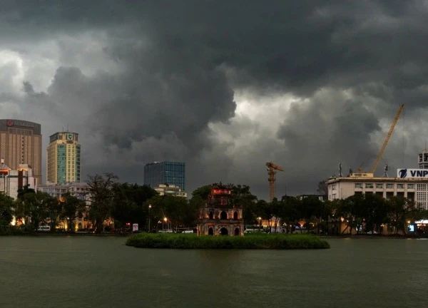 Bầu trời Hà Nội bất ngờ tối đen giữa ban ngày