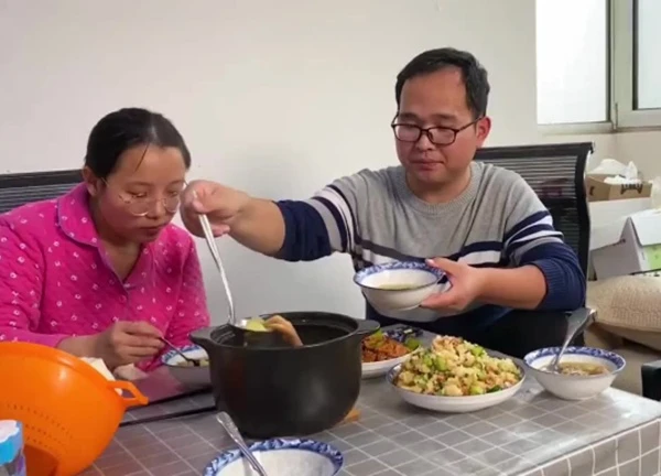 Cả ngày thấy con dâu đóng cửa im ỉm, tôi sang thăm thì choáng váng trước khung cảnh trong nhà, càng sốc với lời tiết lộ của con trai
