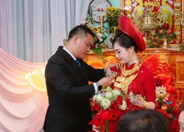 Cô dâu An Giang được tặng hơn 20 cây vàng, đeo trĩu cổ trong đám cưới gây sốt