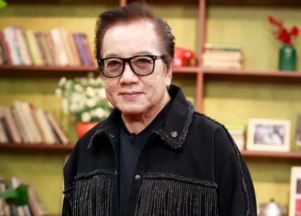 Danh ca Elvis Phương 80 tuổi vẫn hát máu lửa, kể chuyện tình lãng mạn với vợ