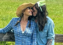Elizabeth Hurley công khai hẹn hò cha của Miley Cyrus