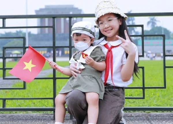 Hàng ngàn người đổ về Quảng trường Ba Đình "check-in" trước thềm đại lễ 30/4: Áo dài, cờ đỏ rực rỡ cả góc trời Hà Nội