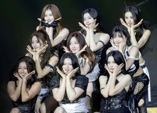 Hình ảnh concert buồn thiu nói lên 1 sự thật về nhóm nữ từng lấn lướt BLACKPINK?