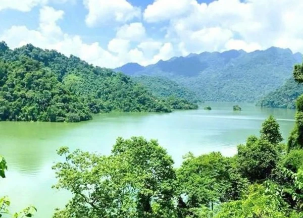Hồ Ba Bể - Viên ngọc xanh giữa đại ngàn Việt Bắc