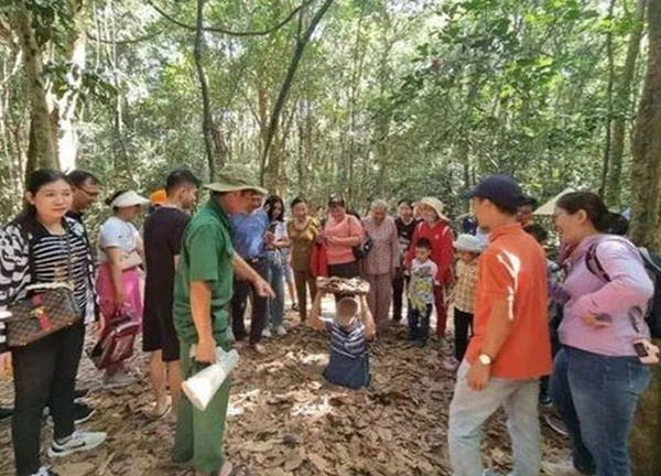 Khám phá căn cứ kháng chiến trong lòng đất