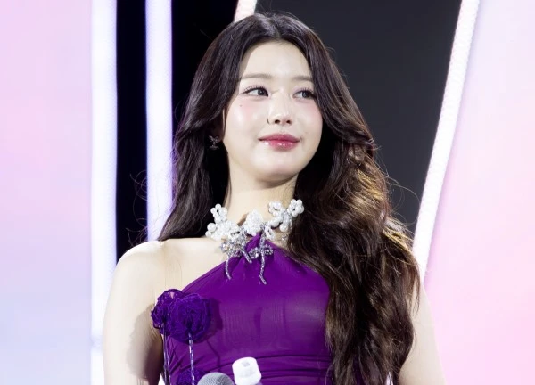 Netizen Hàn trầm trồ trước độ nổi tiếng của Jang Wonyoung tại Việt Nam: "Xinh đẹp đúng là sức mạnh"