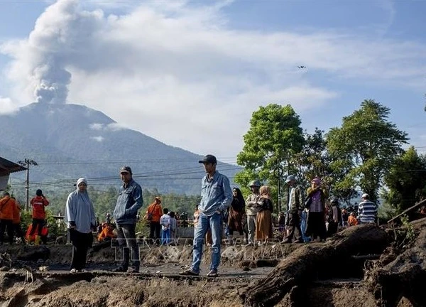Núi lửa Marapi ở Indonesia phun tro bụi cao hơn 1.000 m