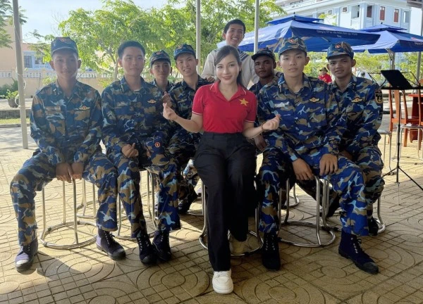 Nước mắt của Trung uý, ca sĩ Đoàn Hồng Hạnh