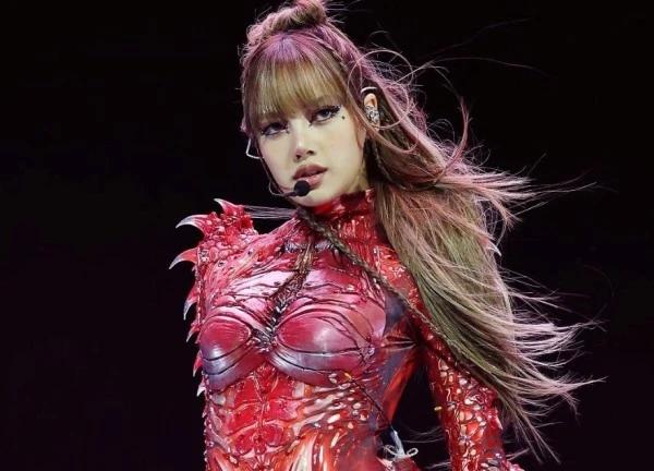 Phong ba bão táp cũng không thể lung lay bộ phận có giá 182 tỷ của Lisa (BLACKPINK) ở Coachella!