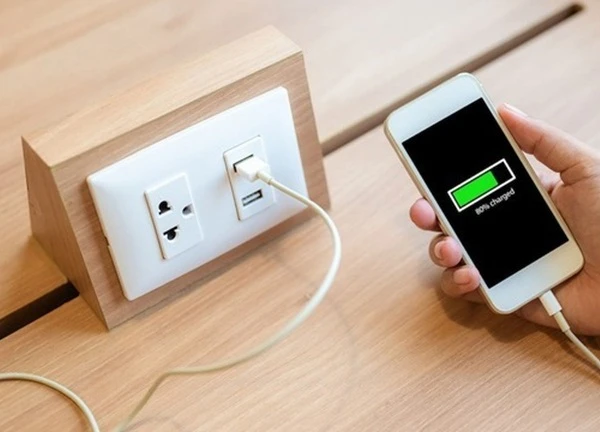 Sạc từ ổ cắm USB âm tường có nhanh hơn củ sạc thường?
